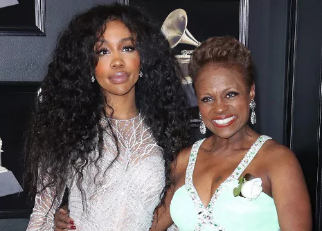 SZA with her mother