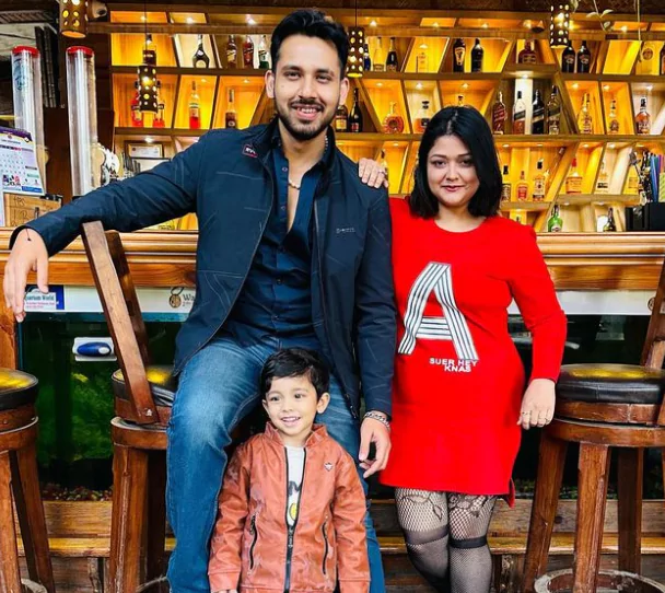 Zaher Alvi wife and son